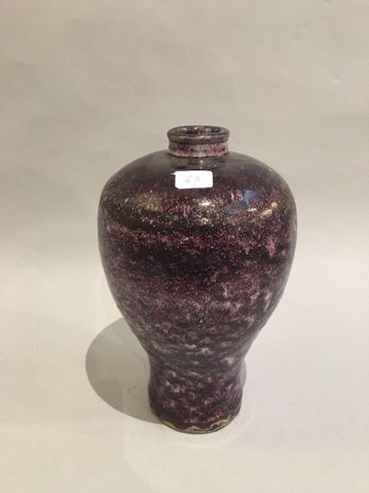 null CHINE 

Vase Meiping en grès à couverte monochrome violet aubergine dite “flambé...