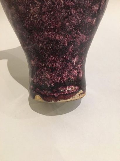 null CHINE 

Vase Meiping en grès à couverte monochrome violet aubergine dite “flambé...