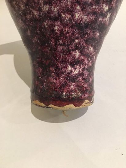 null CHINE 

Vase Meiping en grès à couverte monochrome violet aubergine dite “flambé...