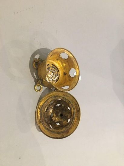null CHINE Brûle-parfums couvert ajouré en métal doré de forme circulaire gravé de...