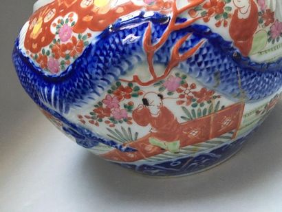 null JAPON 

Paire de jardinières en porcelaine de forme circulaire décorées en bleu...