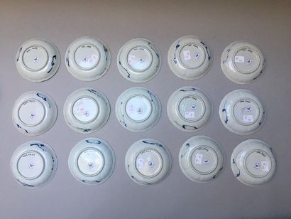 null CHINE
Ensemble de dix tasses et dix soucoupes en porcelaine décorées en bleu...