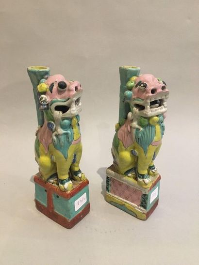 null CHINE Paire de figurines en porcelaine décorées en émaux de la famille rose,...