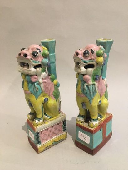 null CHINE Paire de figurines en porcelaine décorées en émaux de la famille rose,...