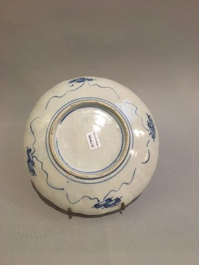 null JAPON. 

Assiette circulaire en porcelaine décorée dans la palette imari de...