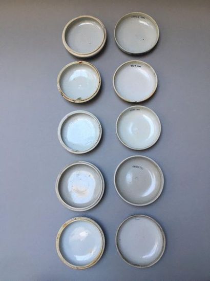 null CHINE
Suite de quinze boites circulaires couvertes en porcelaine décorées en...