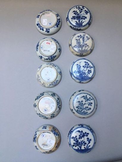 null CHINE
Suite de quinze boites circulaires couvertes en porcelaine décorées en...