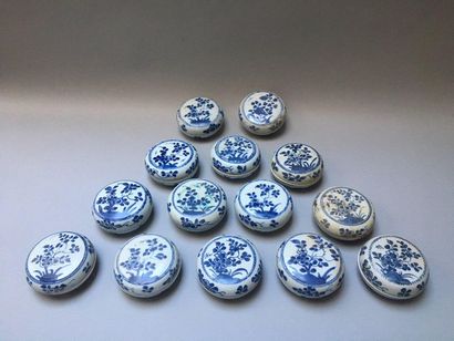 null CHINE
Suite de quinze boites circulaires couvertes en porcelaine décorées en...