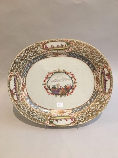 null CHINE DE COMMANDE :Rare et grand plat ovale en porcelaine décoré en émaux polychromes...