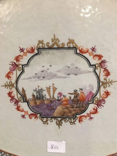 null CHINE DE COMMANDE :Rare et grand plat ovale en porcelaine décoré en émaux polychromes...