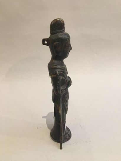 null CHINE 

Figurine en bronze à patine brune verte et traces de dorures représentant...