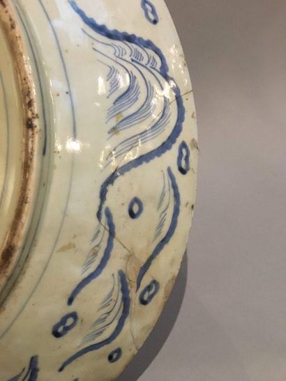 null JAPON. 

Grand plat circulaire en porcelaine Arita, décoré en léger relief en...