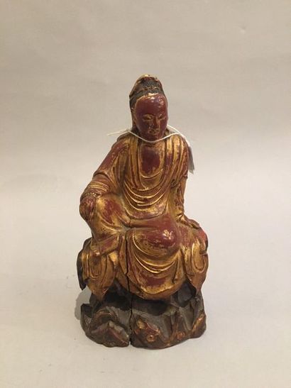 null CHINE. Belle figurine en bois sculpté laqué et doré représentant la déesse Guanyin...