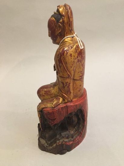 null CHINE. Belle figurine en bois sculpté laqué et doré représentant la déesse Guanyin...