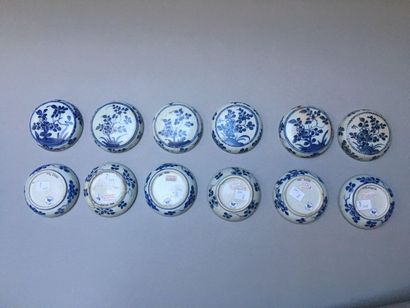 null CHINE
Suite de quinze boites circulaires couvertes en porcelaine décorées en...