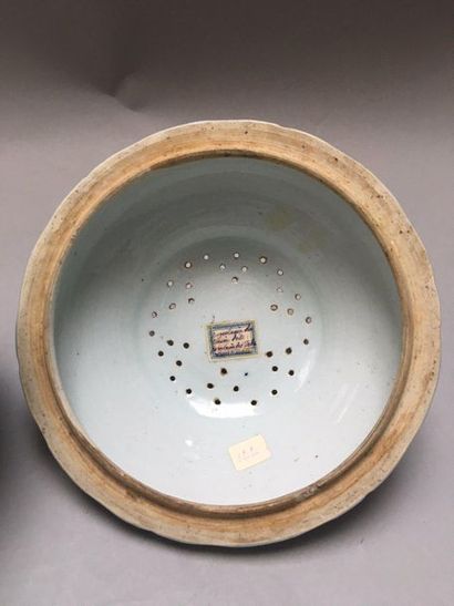 null CHINE de COMMANDE 

Soupière ronde couverte en porcelaine percée sur Le couvercle,...