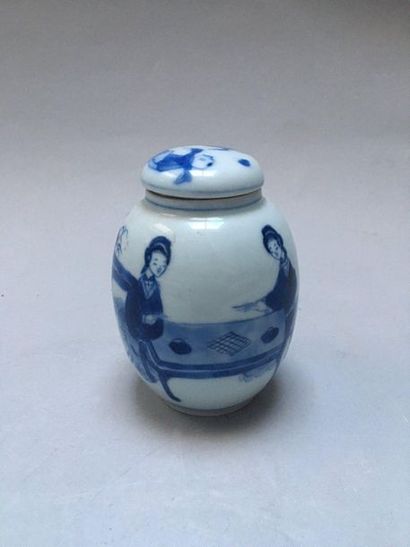 null CHINE 

Petit pot ovoïde couvert en porcelaine décoré en bleu sous couverte...