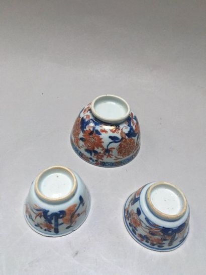 null CHINE 

Trois petits bols circulaires en porcelaine décorés dans la palette...