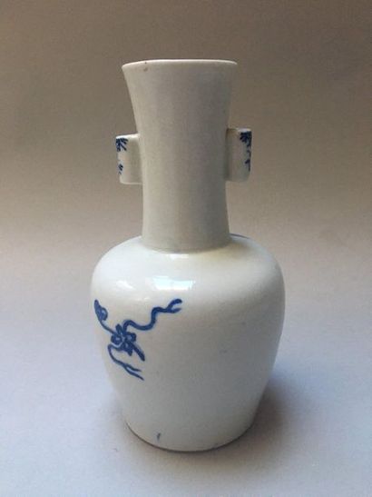 null CHINE pour le VIETNAM ou VIETNAM, style des bleus de HUÉ 

Petit vase à long...