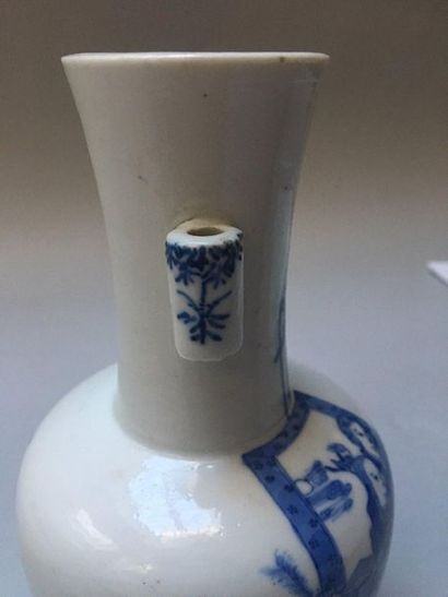 null CHINE pour le VIETNAM ou VIETNAM, style des bleus de HUÉ 

Petit vase à long...