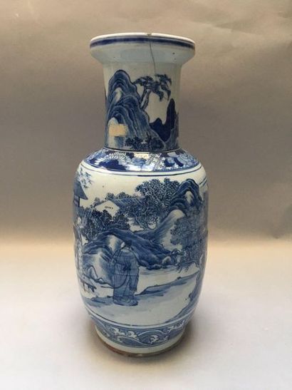 null CHINE

Vase rouleau à col étroit en porcelaine décoré en bleu sous couverte...