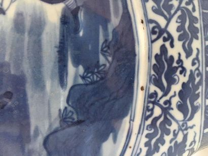 null 

CHINE 

Grande gourde aplatie ("moon flask") en porcelaine décorée en bleu...