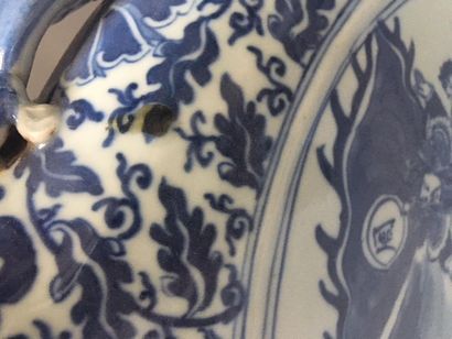 null 

CHINE 

Grande gourde aplatie ("moon flask") en porcelaine décorée en bleu...
