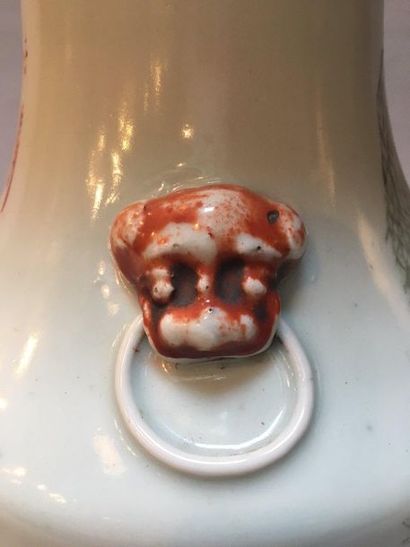 null CHINE

Vase de forme balustre en porcelaine à deux anses figurant des têtes...