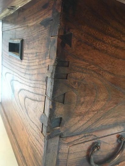 null Hibachi, meuble en bois naturel, trois tiroirs en façade. 

Fin du XIXème siècle....