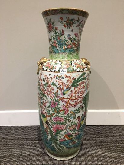 null CHINE. Grand vase rouleau a col étroit en porcelaine décoré dans le style de...