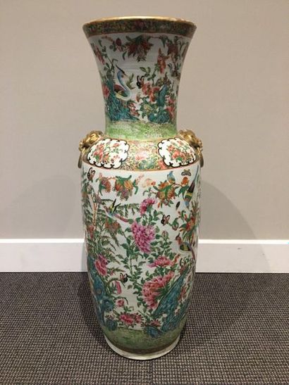 null CHINE. Grand vase rouleau a col étroit en porcelaine décoré dans le style de...