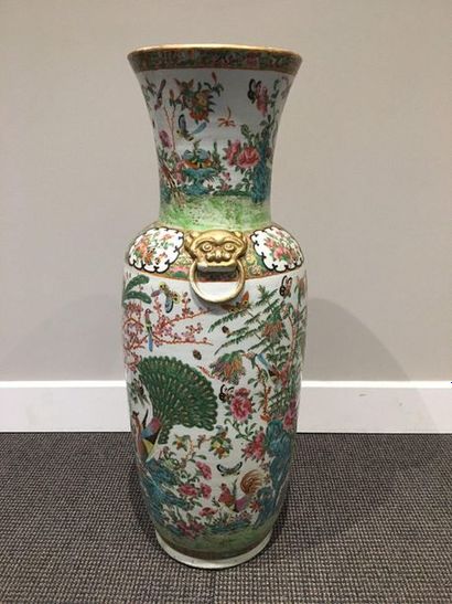 null CHINE. Grand vase rouleau a col étroit en porcelaine décoré dans le style de...