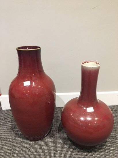 null CHINE 

Vase bouteille à col étroit et un vase balustre en céramique à fond...