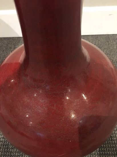 null CHINE 

Vase bouteille à col étroit et un vase balustre en céramique à fond...