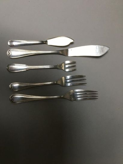 null 11 fourchettes à gateaux , 2 petits couteaux à poissons et 6 grands , 10 fourchettes,...