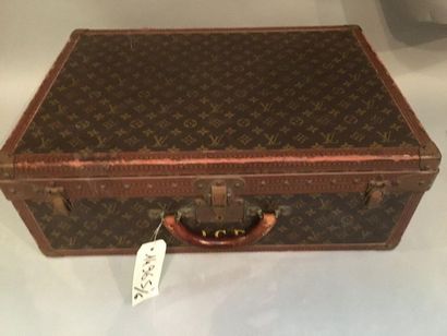 null LOUIS VUITTON Une valise rigide vintage monogrammé

Longeur : 60cm

Hauteur...