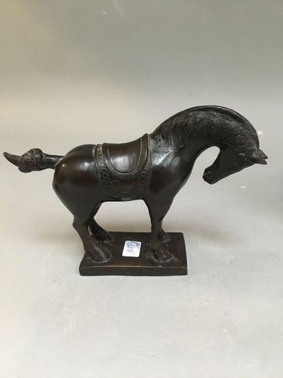 null Cheval en bronze tête courbée