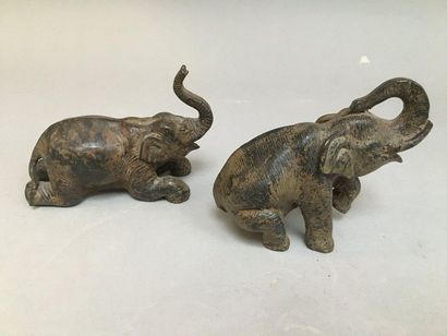 null Deux élèphants en bronze, un assi sur ses pattes l'autre couché