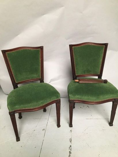 null Suite de 12 chaises en bois naturel, Hollande, garnies de velours vert

Un pied...
