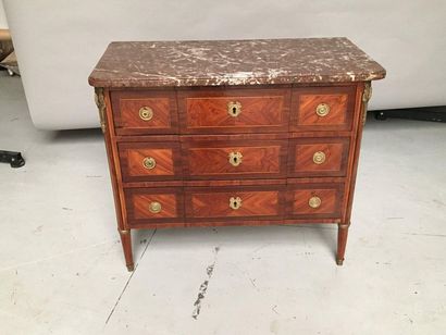 null Commode à ressaut en noyer 

Trois rangs de tiroirs

Vers 1800

Hauteur : 82...