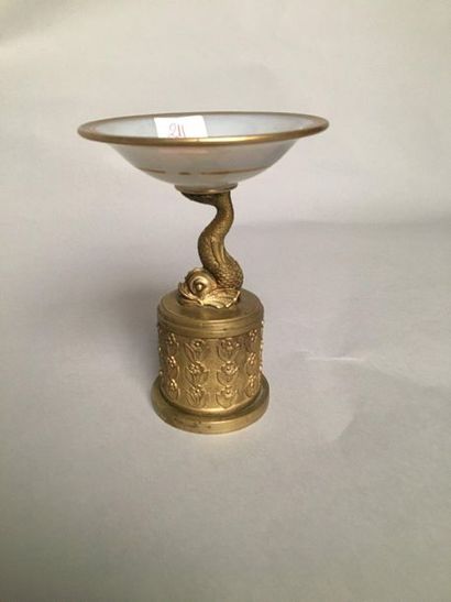 null Coupe vide poche bronze et verre opalin décor de dauphin

Vers 1820

15 cm 