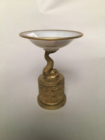 null Coupe vide poche bronze et verre opalin décor de dauphin

Vers 1820

15 cm 