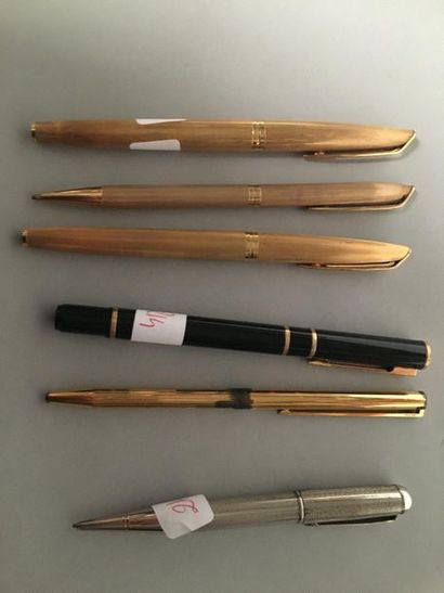 null Lot de stylos : 

3 WATERMAN plaqué or 

1 WATERMAN laqué noir

1 DUPONS plaqué...