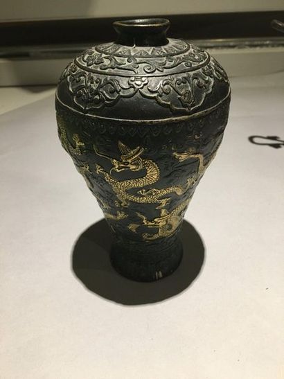 null Petit vase chinois en bronze, décor doré de dragons

Hauteur 18cm