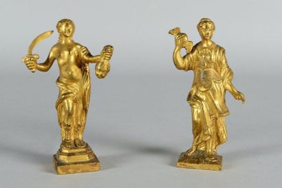 null Paire de statuettes en bronze doré représentant : Judith a moitié dénudée tenant...