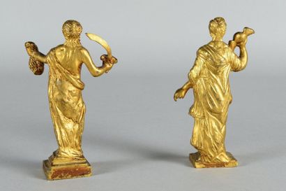 null Paire de statuettes en bronze doré représentant : Judith a moitié dénudée tenant...