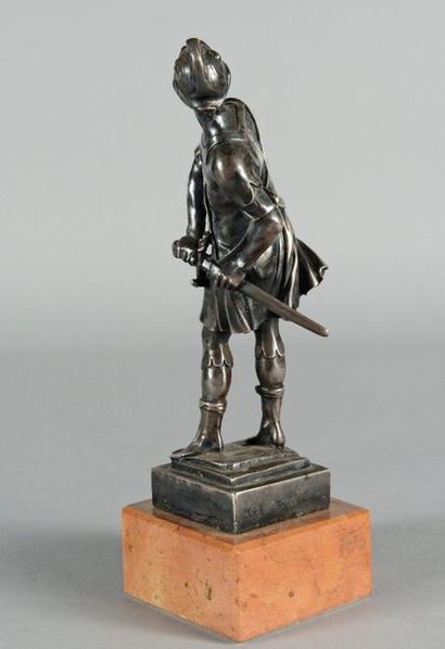 null Statuette en bronze argenté représentant un soldat vêtu a l'antique qui tire...