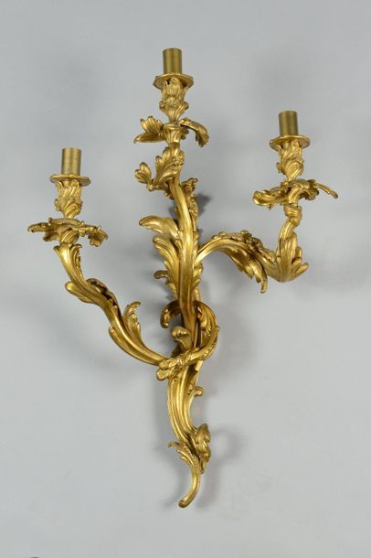 null Grande applique à trois bras de lumière en bronze doré ciselé de volutes et...