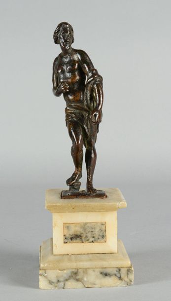 null Statuette en bronze patine médaille représentant un homme à l'antique en contrapposto....