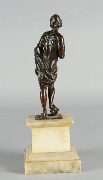 null Statuette en bronze patine médaille représentant un homme à l'antique en contrapposto....